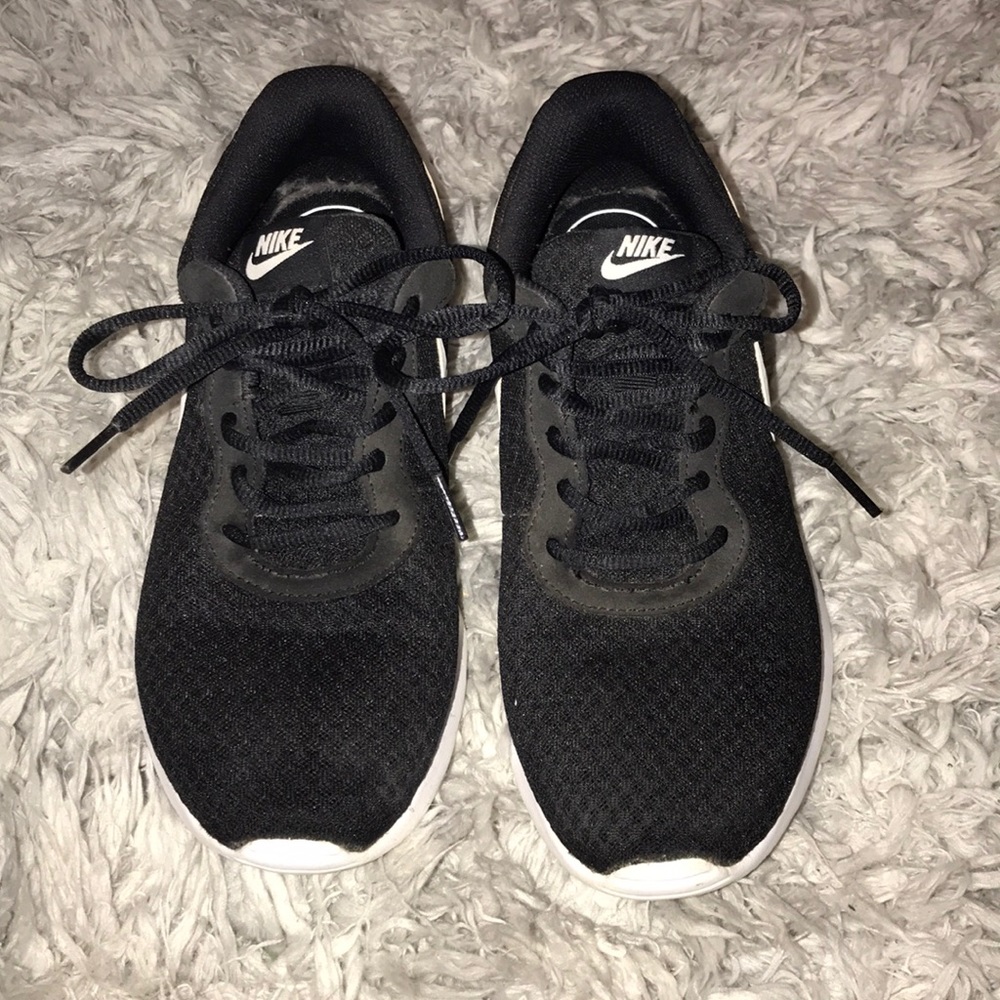 Black nike shoes